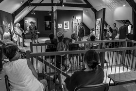 28 août 2024 : A la Maison de la Botanique du Noyer en Champsaur. Visite de l'exposition L comme laine, lien, lieu. Lectures par Les Colporteurs. Collages sur les photographies de Denis Lebioda