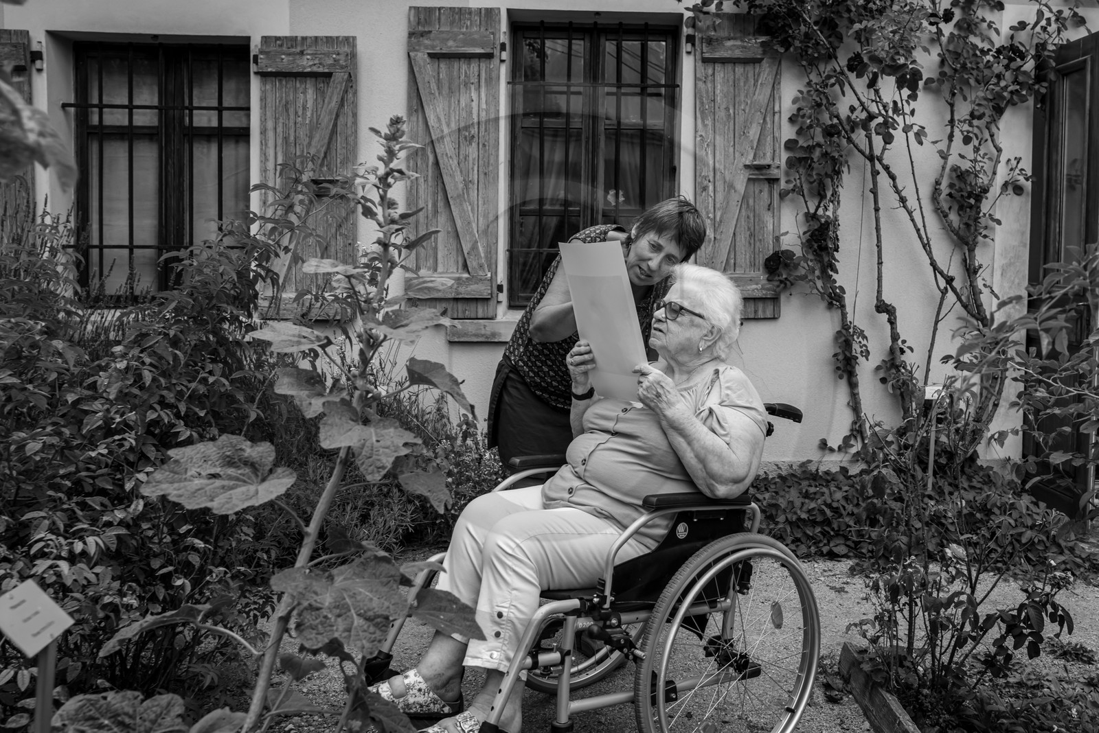 28 août 2024 : A la Maison de la Botanique du Noyer en Champsaur. Visite de l'exposition L comme laine, lien, lieu. Lectures par Les Colporteurs. Collages sur les photographies de Denis Lebioda