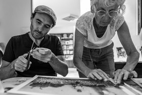 28 août 2024 : A la Maison de la Botanique du Noyer en Champsaur. Visite de l'exposition L comme laine, lien, lieu. Lectures par Les Colporteurs. Collages sur les photographies de Denis Lebioda