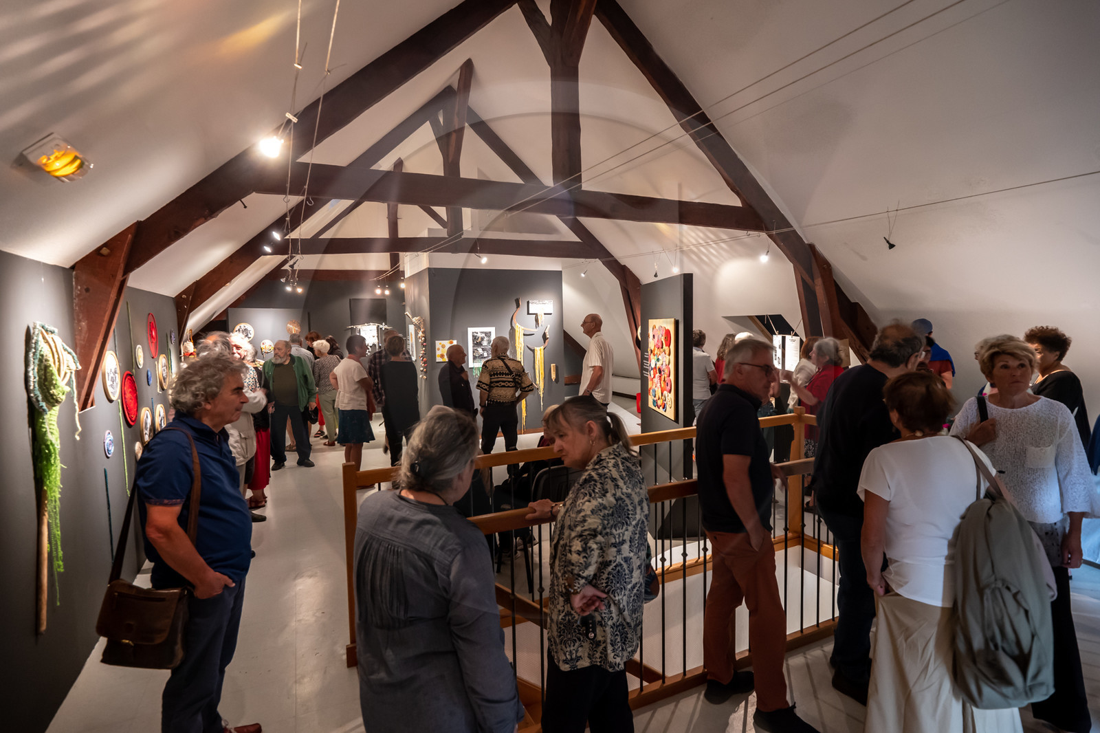 Exposition L comme laine, lien, lieu conçue par l'Ouort de Benevènt, sous la houlette de Claudine Meyer, artiste plasticienne, accompagnée de photographies de Denis Lebioda. Une proposition de la Communauté de Communes du Champsaur - Valgaudemar et de son service culturel.