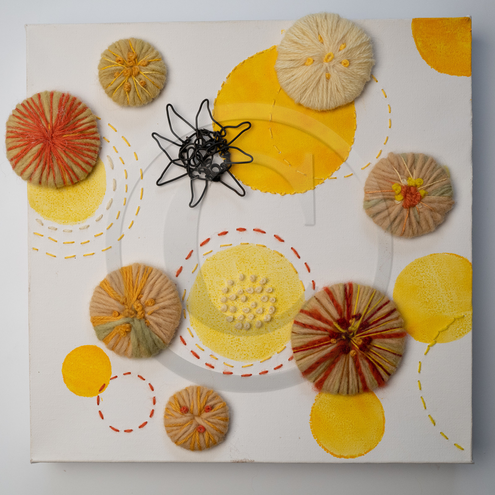 Exposition L comme laine, lien, lieu conçue par l'Ouort de Benevènt, sous la houlette de Claudine Meyer, artiste plasticienne, accompagnée de photographies de Denis Lebioda. Une proposition de la Communauté de Communes du Champsaur - Valgaudemar et de son service culturel.