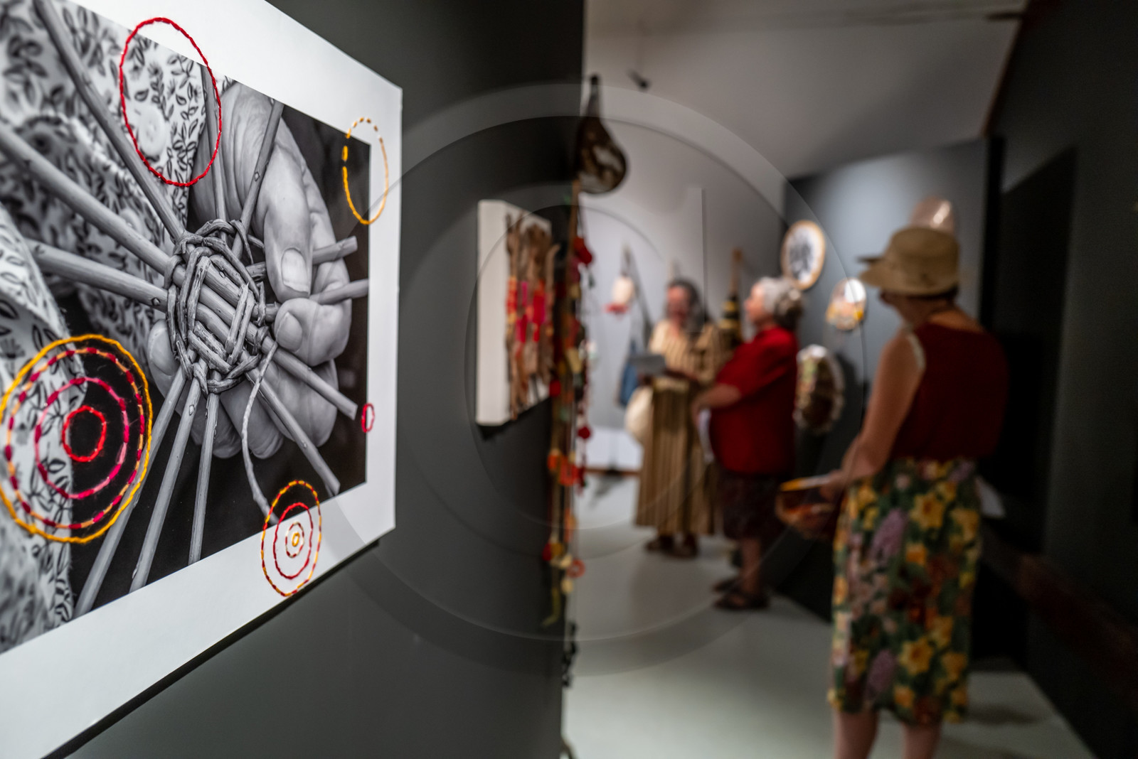 Exposition L comme laine, lien, lieu conçue par l'Ouort de Benevènt, sous la houlette de Claudine Meyer, artiste plasticienne, accompagnée de photographies de Denis Lebioda. Une proposition de la Communauté de Communes du Champsaur - Valgaudemar et de son service culturel.