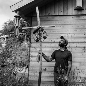 21 août 2019 : installation d'une oeuvre en bois flotté